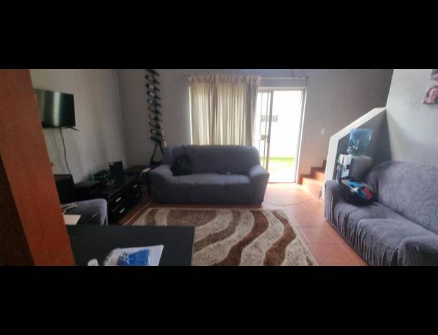 3 BEDROOM TOWNHOUSE FOR SALE IN HEUWELSIG ESTATE